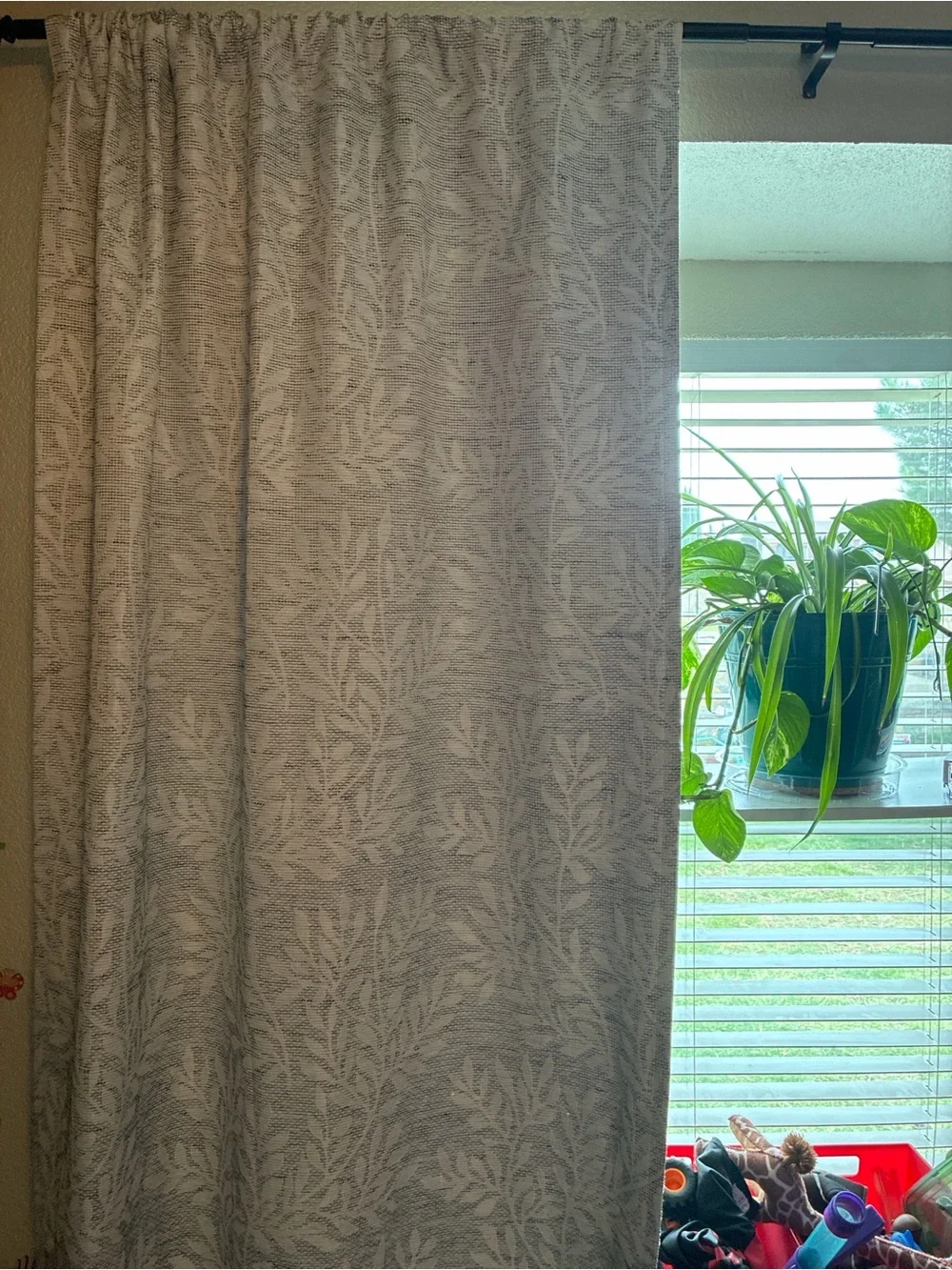 Textured Leaf-Print Curtain Panel in White/ Light Gray